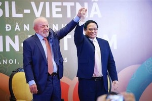 PM Pham Minh Chinh (R) and Brazilian President Luiz Inácio Lula da Silva (Photo: VNA)