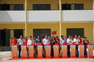 At the ribbon-cutting ceremony to inaugurate added facilities in the Binh Khanh Secondary School (Photo: SGGP)