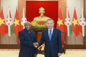 Vietnam's Party General Secretary To Lam (right) and President of Burundi Évariste Ndayishimiye at their meeting in Hanoi on April 4. (Photo: VNA)