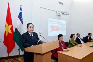 National Assembly Chairman Tran Thanh Man speaks at the meeting with students who are studying Vietnamese at the Tashkent State University of Oriental Studies (TSUOS). (Photo: VNA)