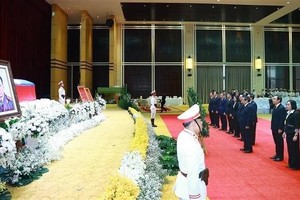 The Vietnamese delegation, led by PM Pham Minh Chinh, attends the memorial service for former President of the Lao People’s Revolutionary Party and former President of Laos Khamtay Siphandone in Vientiane on April 7. (Photo: VNA)