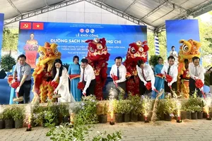Delegates attend the groundbreaking ceremony of Nguyen Dong Chi Book Street. (Photo: SGGP)