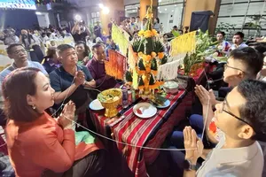 Delegates and students participate in the traditional Wrist-tying ceremony to offer blessings for the New Year. (Photo: SGGP)