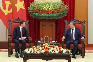 Party General Secretary To Lam (R) receives Jeffrey David Perlman, Chief Executive Officer (CEO) of the US-based investment fund Warburg Pincus and Chairman of the US-ASEAN Business Council in Hanoi on April 18. (Photo: VNA)