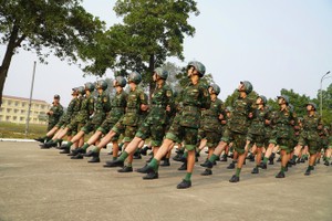 Soldiers from Army Officer Training School No. 1 are in intensive training. (Photo: VNA)