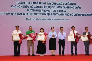 Certificate of merit presented to units for supporting housing program for disadvantaged households in HCMC (Photo: SGGP)