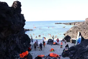 Tourists visit Dao Be (Be Island) on Ly Son Island, Quang Ngai Province. (Photo: SGGP)