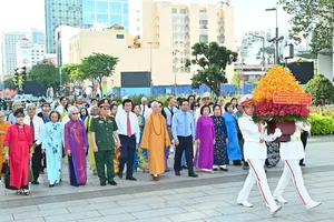 Party and State leaders, and exemplary models offer incense and flowers to pay tribute to late President Ho Chi Minh. (Photo: SGGP)