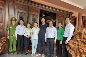 Chairman of the Ho Chi Minh City People’s Committee Nguyen Van Duoc (3rd, R) and delegates take a photo with the family of the late Prime Minister Phan Van Khai. . (Photo: SGGP)
