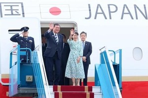 Japanese Prime Minister Ishiba Shigeru and his wife, along with a high-ranking delegation of Japan, arrive in Hanoi on April 27 afternoon, beginning a three-day official visit to Vietnam. (Photo: VNA)