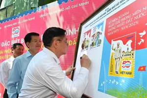 Head of the Central Propaganda and Mass Mobilization Commission Nguyen Trong Nghia signs for the memorial at the releasing ceremony. (Photo: SGGP)