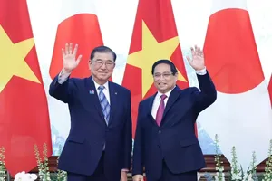 Prime Minister Pham Minh Chinh (R) and his Japanese counterpart Ishiba Shigeru at the joint press briefing in Hanoi on April 28. (Photo: SGGP)
