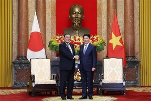 State President Luong Cuong (right) and Japanese PM Ishiba Shigeru at their meeting in Hanoi on April 28. (Photo: VNA)