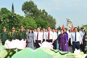 Top leaders of HCMC pay tribute to heroic martyrs on Reunification Day