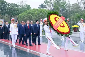A high-ranking delegation of the Party Central Committee, State, National Assembly, Government, and Vietnam Fatherland Front Central Committee lay wreaths and paid tribute at the mausoleum of President Ho Chi Minh on the morning of April 29. (Photo: SGGP)
