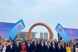 Delegates attend the inauguration ceremony of the International Friendship Symbol at Bach Dang Wharf Park on April 29. (Photo: SGGP)