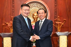 Secretary of the Ho Chi Minh City Party Committee Nguyen Van Nen (R) receives General Secretary of the Mongolian People's Party (MPP) Yangug Sodbaatar on April 30. (Photo: SGGP)