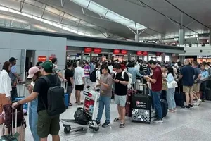 Passengers line up in long queues for check-in at Tan Son Nhat International Airport. (Photo: SGGP)