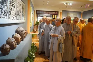 Many dignitaries, monks and nuns along with Buddhist followers visit the exhibition. (Photo: SGGP)