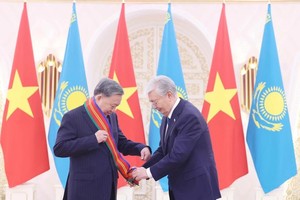 Kazakh President Kassym-Jomart Tokayev (R) presents the Order of Dostyk of the First Class to Party General Secretary To Lam. (Photo: VNA)