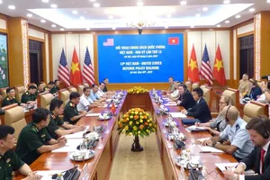 Vietnamese Deputy Minister of National Defence Sen. Lieut. Gen. Hoang Xuan Chien (4th, left) and US Acting Assistant Secretary of Defence John Noh (4th, right) co-chair the dialogue on May 8. (Photo: SGGP)