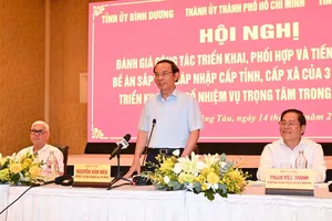 Secretary of the Ho Chi Minh City Party Committee Nguyen Van Nen (C), Secretary of the Binh Duong Provincial Party Committee Nguyen Van Loi (L) and Secretary of the Party Committee cum Chairman of the People’s Council of Ba Ria – Vung Tau Province chair the conference. (Photo: SGGP)