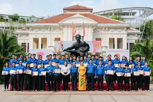 The Party Committee of Ho Chi Minh City on May 14 honors 45 individuals and 27 collectives with outstanding performance in the “Studying and following President Ho Chi Minh's thoughts, morals, and style” program in 2025. (Photo: SGGP)