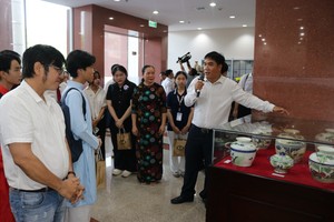 Visitors visit the exhibition. (Photo: SGGP)
