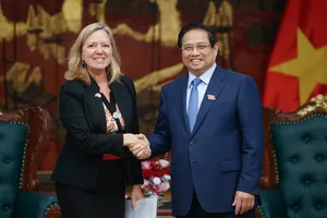 Prime Minister Pham Minh Chinh (R) receives Mariam J. Sherman, World Bank Country Director for Vietnam, Cambodia and Laos in Hanoi on May 15. (Photo: SGGP)