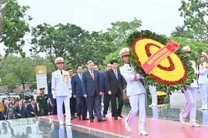 Party and State leaders lay wreaths at President Ho Chi Minh's Mausoleum on May 19 morning. (Photo: SGGP)