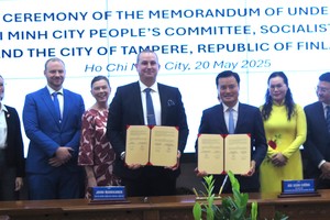 Vice Chairman of the Ho Chi Minh City People’s Committee Bui Xuan Cuong (R) and Deputy Mayor of Tampere, Jouni Markkanen signed a Memorandum of Understanding (MOU) on cooperation on May 20. (Photo: SGGP)
