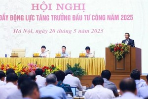 Prime Minister Pham Minh Chinh chairs an online national conference on boosting public investment as a key driver of economic growth in 2025. (Photo: VNA)