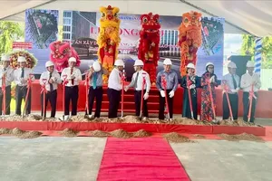 At the groundbreaking ceremony for the infrastructure and transportation construction project of Phu Tho Racecourse in Phu Tho Indoor Sports Stadium (Photo: SGGP)