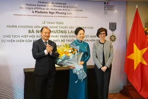 Representatives of the Vietnamese and French cultural industries congratulate Dr. Ngo Phuong Lan. (Photo: SGGP)
