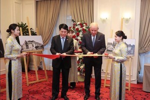 Vietnamese State President Luong Cuong (second, left) and Hungarian President Sulyok Tamas (second, right) cut the ribbon to open the exhibition. (Photo:VNA)