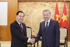 Party General Secretary To Lam (R) and Thongsalith Mangnomek, Secretary of the LPRP Central Committee and Chairman of the LPRP Central Committee's Office at their meeting in Hanoi on May 30. (Photo: VNA)