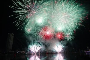 Joho Pyro Professional Fireworks AB team from Finland which won the championship at Da Nang International Fireworks Festival (DIFF) 2024 offers an eye-catching fireworks display to open the DIFF 2025 on Saturday night. (Photo: SGGP)