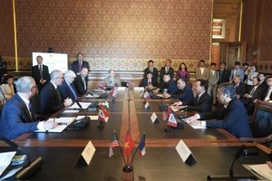 The working session on May 2 (Photo: VNA)