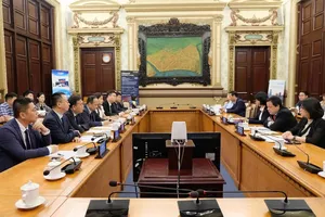 Vice Chairwoman of the Ho Chi Minh City People's Committee, Tran Thi Dieu Thuy, receives Mr. Ha Wen Quan, Chief Secretary of the Party Committee of Xi'an, the capital of Shaanxi province, China, and his delegtaion on June 5. (Photo: SGGP)