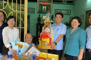 The delegation led by Head of the Organization Commission of the Ho Chi Minh City Party Committee, Van Thi Bach Tuyet (2nd, R) visits Ms.Pham Thi Ly. (Photo: SGGP)