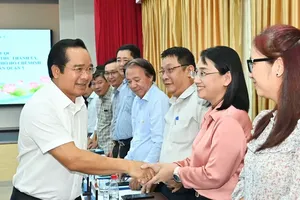 Chairman of the Ho Chi Minh City People's Committee, Nguyen Van Duoc, meets delegates at the meeting. (Photo: SGGP)