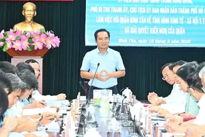 Chairman of the Ho Chi Minh City People’s Committee, Nguyen Van Duoc, has a working session with Binh Tan District on socioeconomic performance over the first five months of 2025 and addressed key local concerns on June 10. (Photo: SGGP)