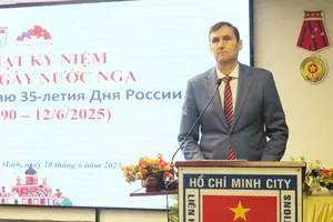 Russian Consul General Mikhail Berkutov speaks at the gathering. (Photo: SGGP)