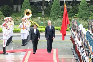 Vietnamese State President Luong Cuong (L) and Lithuanian President Gitanas Nauseda review the guard of honour at the welcome ceremony in Hanoi on June 12 morning. (Photo: SGGP)