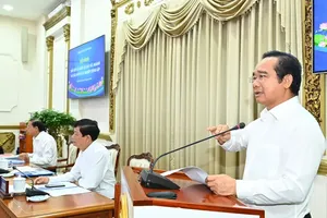 Chairman of the Ho Chi Minh City People’s Committee Nguyen Van Duoc delivers a speech at the meeting. (Photo: SGGP)