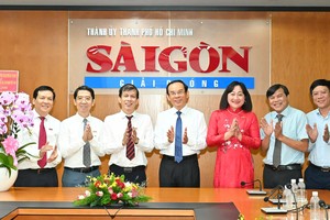 Secretary of the Ho Chi Minh City Party Committee Nguyen Van Nen (C), Deputy Head of the Propaganda and Mass Mobilization Commission of the Ho Chi Minh City Party Committee, Tang Huu Phong (2nd,R), and Deputy Director of the municipal Department of Culture and Sports, Nguyen Ngoc Hoi (R) extend congratulations to Sai Gon Giai Phong Newspaper. (Photo: SGGP)