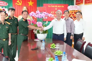 Head of the Internal Affairs Committee of the Ho Chi Minh City Party Committee Ngo Minh Chau (3rd,R) visits the People’s Army Newspaper. (Photo: SGGP)
