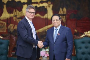 Prime Minister Pham Minh Chinh (R) welcomes Antoine Colin, HP Senior Vice President for Global Supply Chain Digital Transformation & Resilience (Photo: VNA)