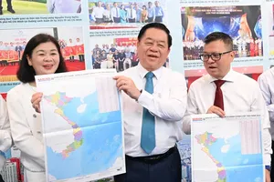 At the 2025 National Press Festival, Sai Gon Giai Phong Newspaper presents the updated map of 34 provinces and cities to readers. Head of the Central Propaganda and Mass Mobilization Commission, Nguyen Trong Nghia, and delegates see the map presented by the newspaper. (Photo: SGGP)