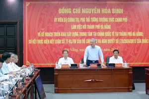 Permanent Deputy Prime Minister Nguyen Hoa Binh chairs a working session with leaders of Da Nang City to discuss the development of the construction project of an International Financial Center on June 21. (Photo: SGGP)